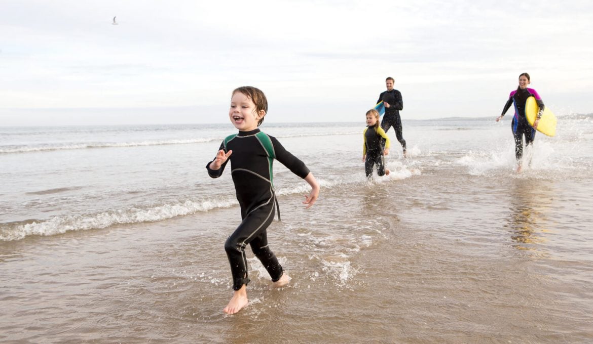 featured-image-how-to-find-the-right-wetsuit-for-the-whole-family-02-2022