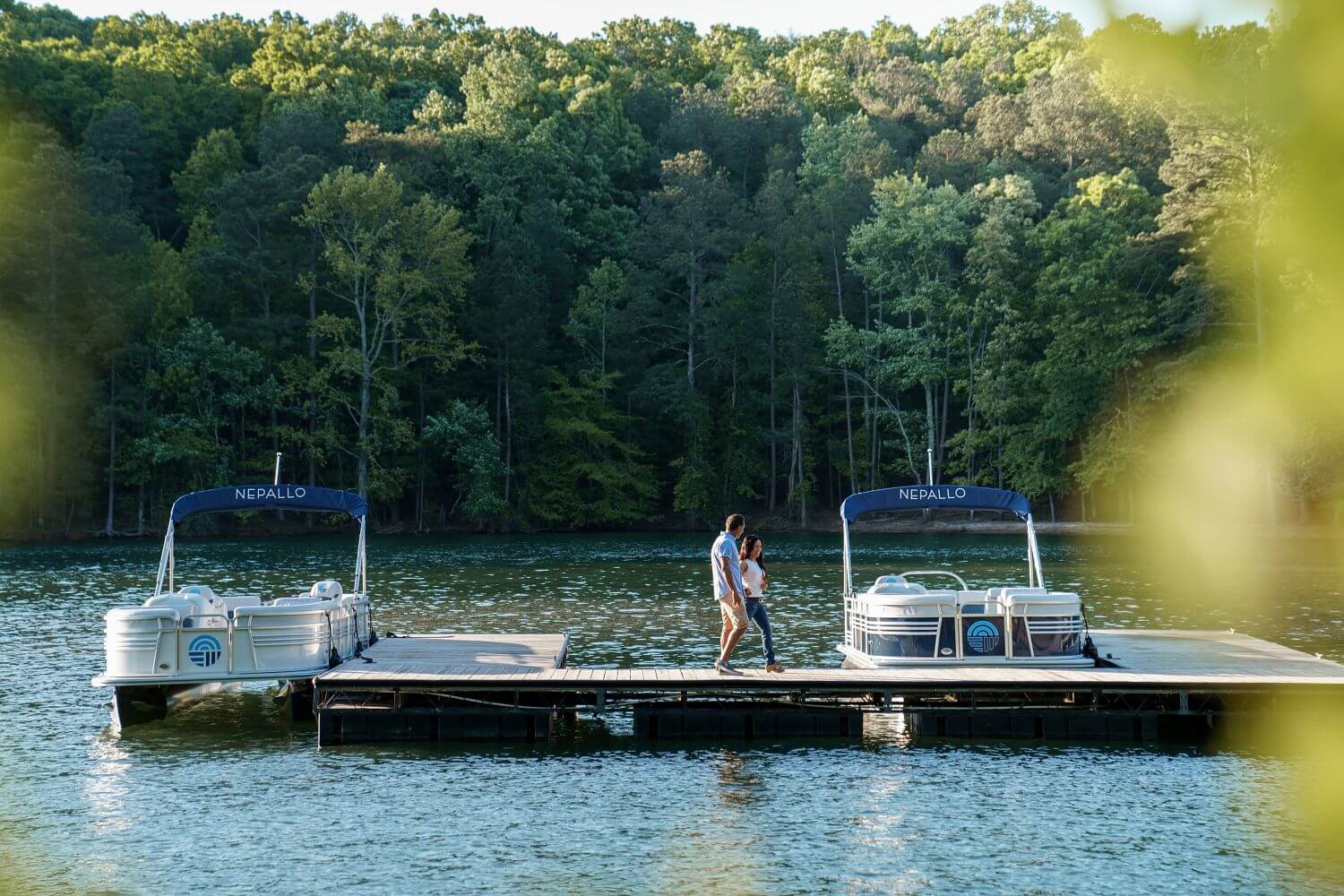 how-to-dock-a-pontoon-boat-guide-to-docking-a-boat-05-2022 