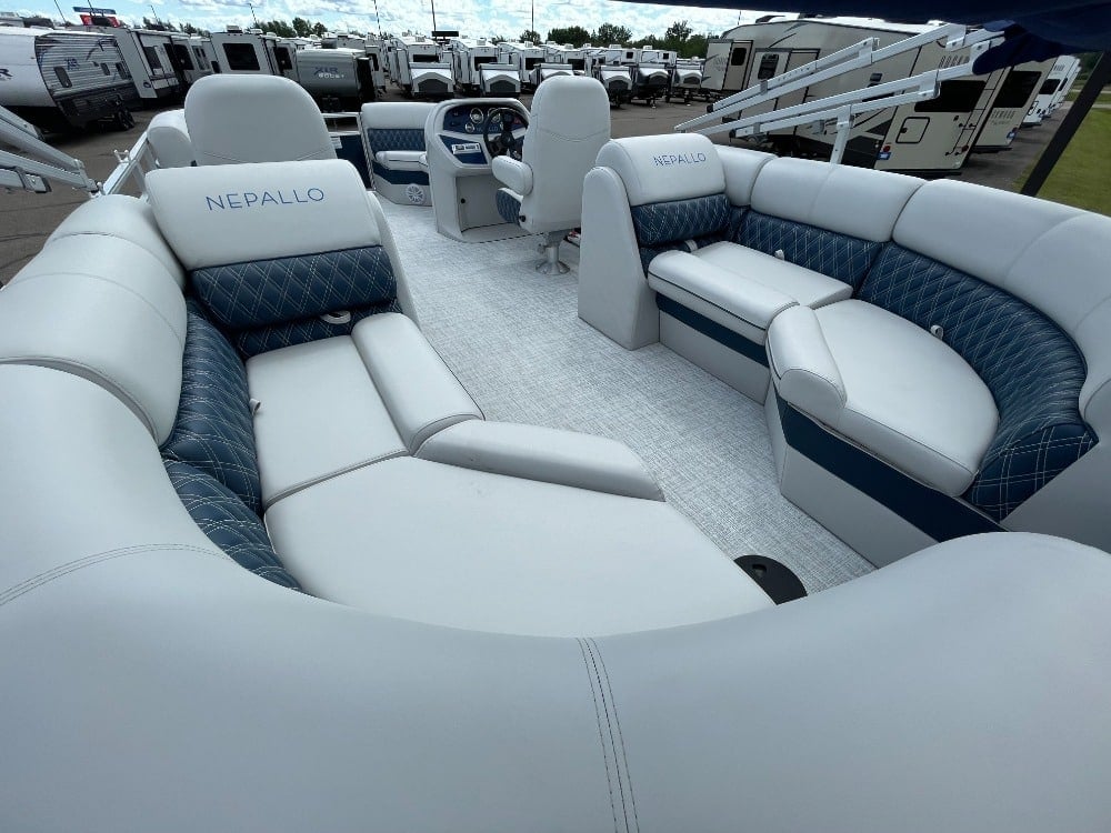 Lean-back seats in pontoon boat