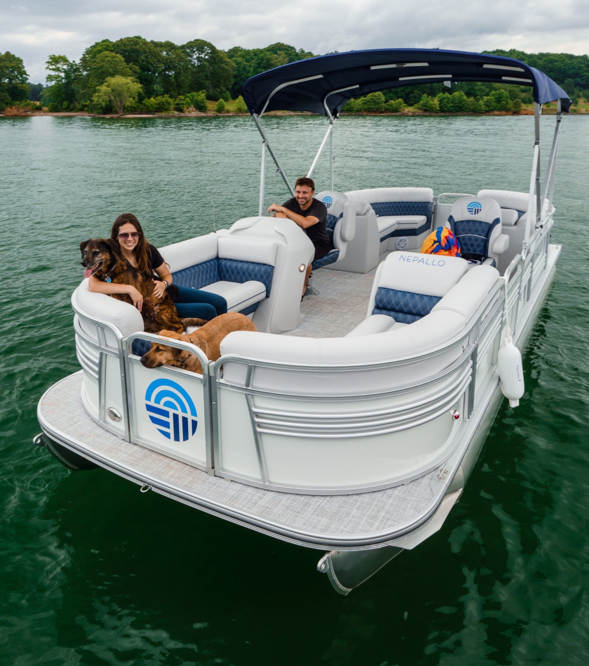 Corner seats in pontoon boat